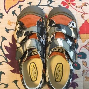 Keen Gladiola Sula.  Size 10